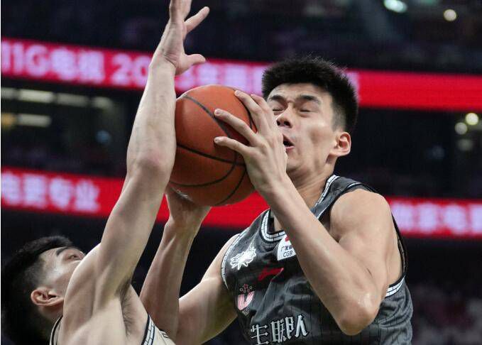 今日NBA重要伤停08:00 克利夫兰骑士 VS 波特兰开拓者迪恩-韦德、泰-杰罗姆、卢比奥：缺席韦恩莱特、罗伯特-威廉姆斯、安芬尼-西蒙斯：缺席08:30 布鲁克林篮网 VS 夏洛特黄蜂丹尼斯-史密斯：出战成疑卡梅伦-托马斯：可能出战西蒙斯：缺席布兰登-米勒：出战成疑拉梅洛-鲍尔、尼克-理查兹、科迪-马丁、尼利基纳：缺席08:30 纽约尼克斯 VS 底特律活塞博扬：出战成疑乔-哈里斯、蒙特-莫里斯：缺席08:30 迈阿密热火 VS 印第安纳步行者海史密斯、巴特勒：出战成疑德鲁-史密斯、RJ-汉普顿、希罗：缺席以赛亚-杰克逊、麦康纳：出战成疑杰伦-史密斯：缺席09:00 俄克拉荷马雷霆 VS 洛杉矶湖人海斯：出战成疑八村垒、文森特、范德比尔特：缺席09:00 明尼苏达森林狼 VS 犹他爵士爱德华兹：出战成疑麦克丹尼尔斯、麦克劳克林：缺席邓恩：出战成疑马尔卡宁：缺席09:00 芝加哥公牛 VS 密尔沃基雄鹿德罗赞、拉文：出战成疑鲍尔：赛季报销康诺顿、克劳德：缺席09:00 圣安东尼奥马刺 VS 亚特兰大老鹰文班亚马：出战成疑索汉：可能出战杰伦-约翰逊、巴夫金：缺席11:00 金州勇士 VS 洛杉矶快船保罗、加里-佩顿二世：缺席诺曼-鲍威尔：出战成疑梅森-普拉姆利、波士顿：缺席专家推荐【胜利导航】足球7连红 奉上哥伦甲：麦德林独立 vs 百万富翁【易球胜】足球6连红 带来墨联：瓜达拉哈拉 VS 普马斯【北境之王】篮球7连红 带来早间NBA赛事解析今日热点赛事今日上午，NBA常规赛精彩对话，俄克拉荷马雷霆 VS 洛杉矶湖人，金州勇士 VS 洛杉矶快船，北境之王（篮球7连红）带来赛事解析。